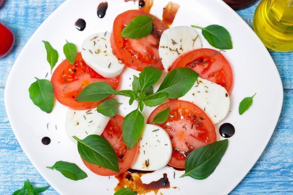 домати със сирене и билки за средиземноморската диета