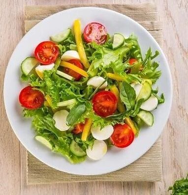 Една от опциите за диета с елда за един месец включва използването на зеленчукова салата
