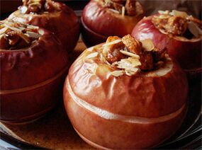 Ябълките, изпечени със сушени плодове, са десерт в диетичното меню след отстраняване на жлъчния мехур