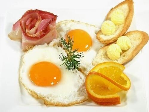 пържени яйца с бекон като забранена храна при гастрит