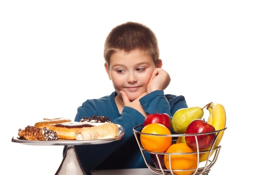 Премахване на нездравословните сладки храни от диетата на детето в полза на плодовете